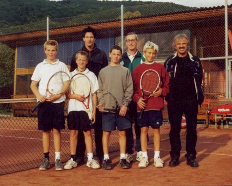 U-14 Nach dem Semifinale gegen Bruck, das mit einem 2:1 Sieg der Scheiflinger endete. Von links: Oliver Petz, Daniel Wiesinger, Trainer Wolfgang Seitlinger, die beiden Brucker Spieler, dazwischen der Sekretär des Steirischen Tennisverbandes Helmut Schäfer und Obmann Herbert Aitner, der Coach der U-14.