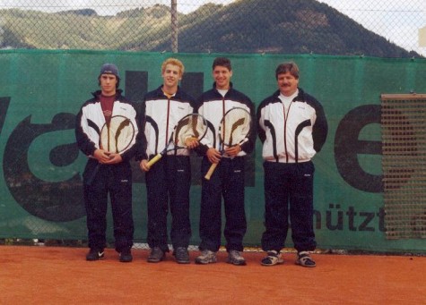 U-18 Die U-18 Mannschaft des TEV Scheifling – St. Lorenzen gelang mit dem Sieg über ASV Graz und dem Einzug ins Finale eine Topleistung. Von links: Christopher Klingsbigel, Christoph Wiesinger, Reinfried Lercher und Coach Robert Klingsbigel.