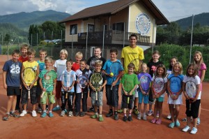 tenniskurs2011 Übungsleiter Harald Kreuzthaler mit einigen seiner SchülerInnen.
